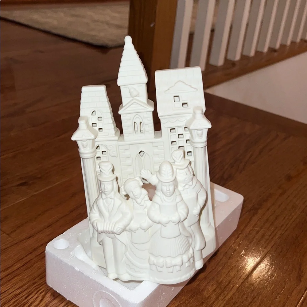 NEW IN BOX PartyLite Village Carolers White Porcelain Tea-light Candle Holder